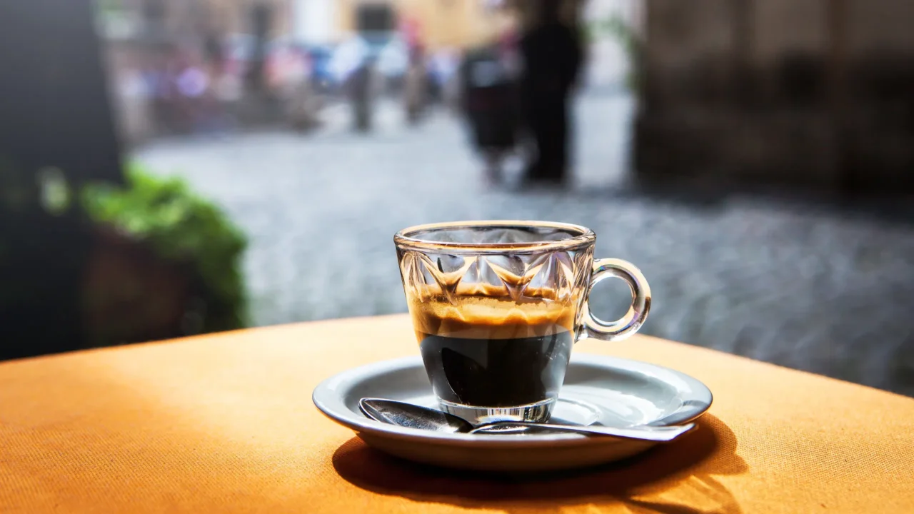 Caffè o tè: qual è la bevanda migliore per svegliarsi al mattino? Scopri differenze e curiosità sull’effetto energizzante