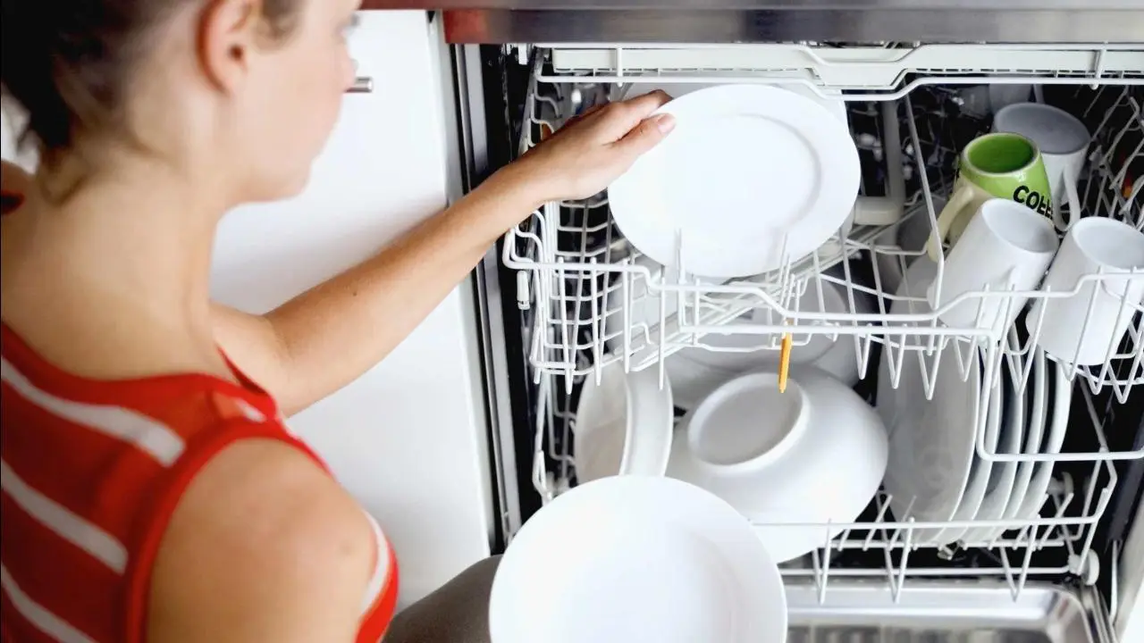 Soluzioni alternative al detersivo per lavastoviglie: cosa fare quando il prodotto manca e come lavare i piatti in modo efficace