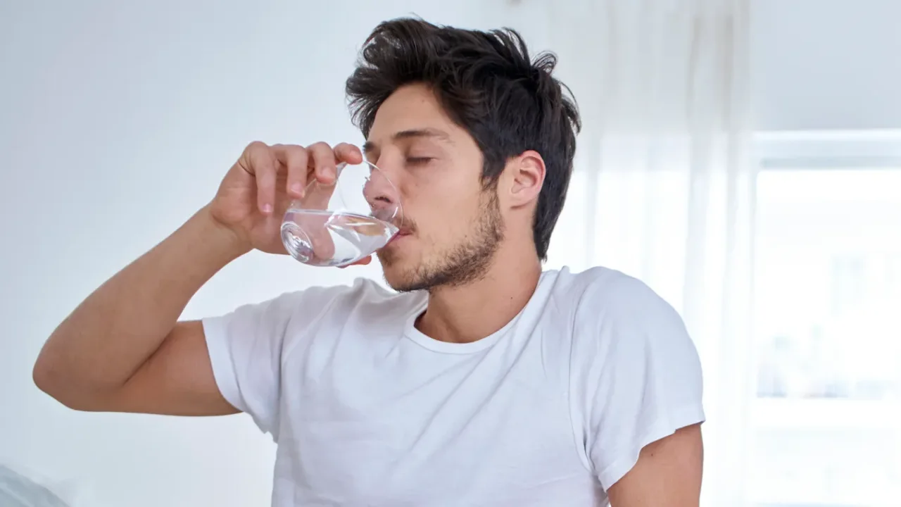 Bere troppa acqua fa male? Scopri i rischi e i segnali dell’eccesso di idratazione
