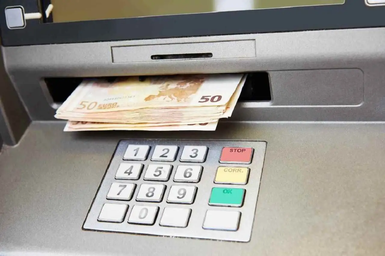 Attenzione ai limiti di ritiro contanti: come evitare sanzioni al bancomat