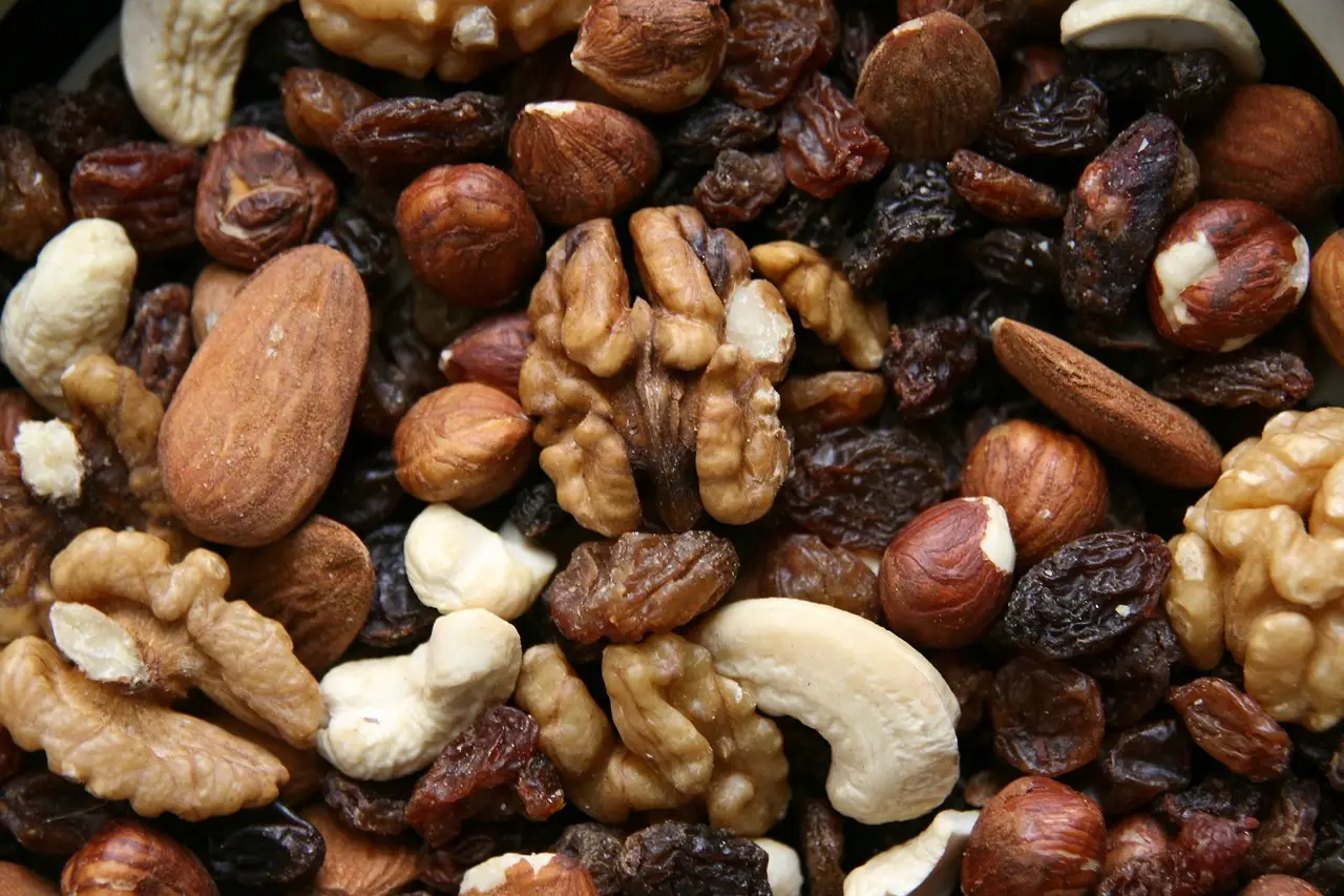 Frutta secca in estate: scopri perché fa bene al tuo benessere e come inserirla nella dieta quotidiana