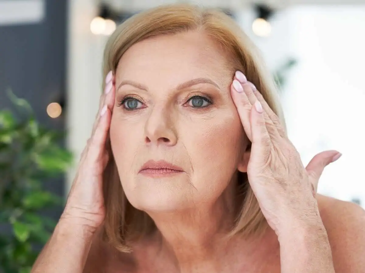 Sapevi che la crema solare aiuta a prevenire le rughe: ecco un trucco per l’estate